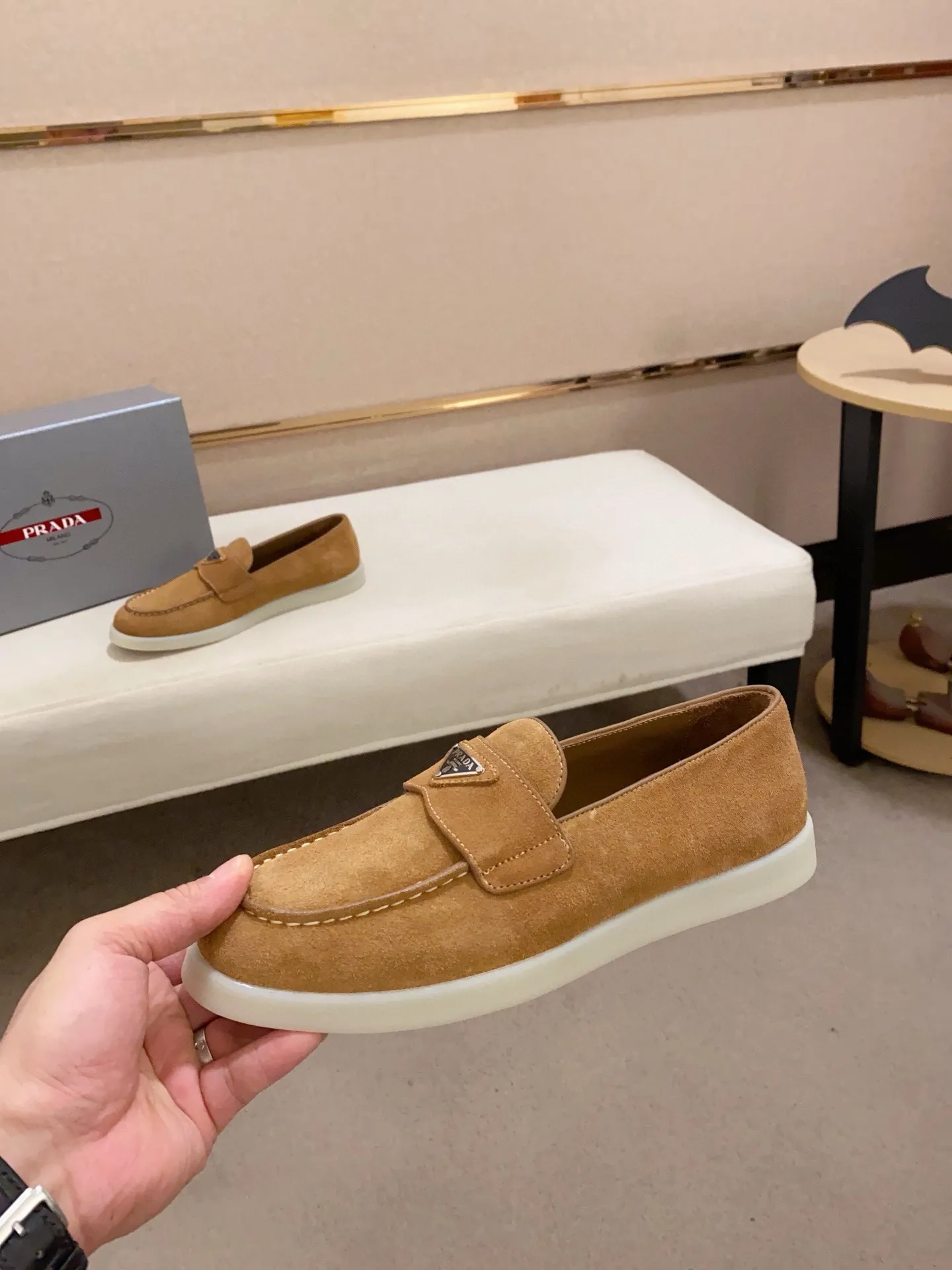 Men's shoes 💰 580💰 ✔️✔️✔️High-quality new PRADA counters are launched at the same time. The new men's shoes and 😘fabrics are selected from high-silk bald cowhide and are made by pure handicrafts. Lining: Full cowhide lining. 👍🏿 High-end ☄️ air-cushion molded anti-slip rubber outsole, exquisite lines, simple and elegant, comfortable and high-end for leisure travel. Code number: 38 to 44 (45 can be customized)